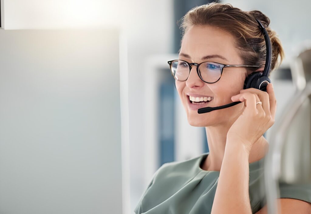 Femme standardiste qui porte un casque et répond au appel