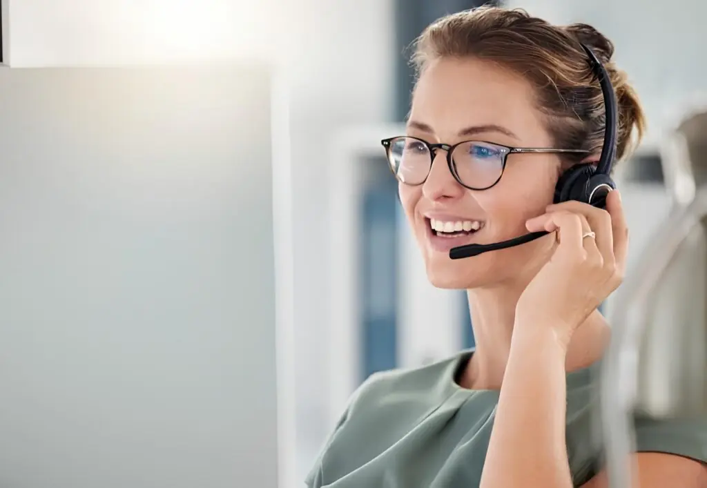 Femme standardiste qui porte un casque et répond au appel